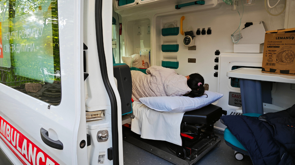 UNFPA Ukraine-supported mobile gynaecological team members assisting a beneficiary in the mobile gynaecological clinic