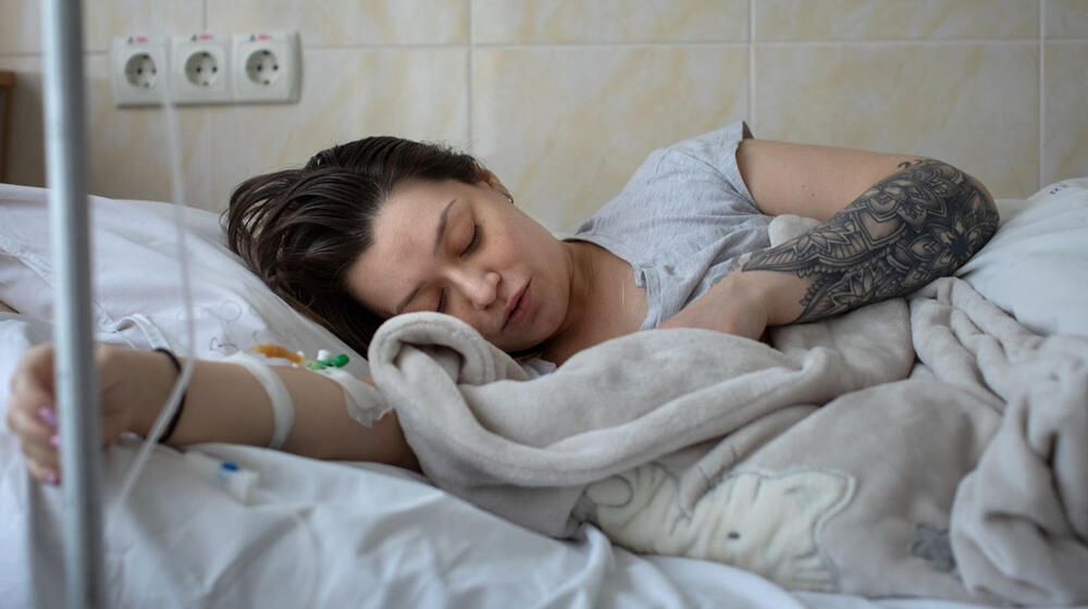 Anastasia rests in a maternity ward hospital with her newborn son, Jan, on April 28, 2022 in Chisinau, Moldova. © UNFPA/Siegfrie