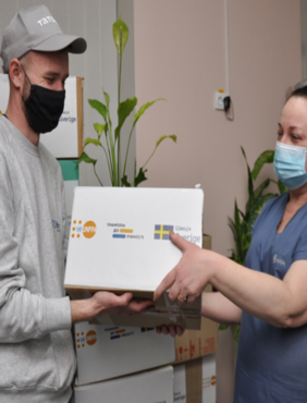 У Запоріжжі та Полтаві вагітні жінки, матері та діти, що постраждали від бойових дій, отримали гігієнічні набори від UNFPA