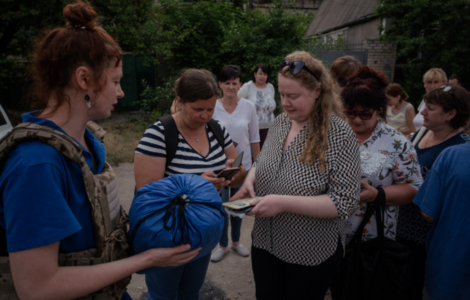 Survivor Relief Center Staff provide humanitarian aid for survivors / UNFPA, Danylo Pavlov