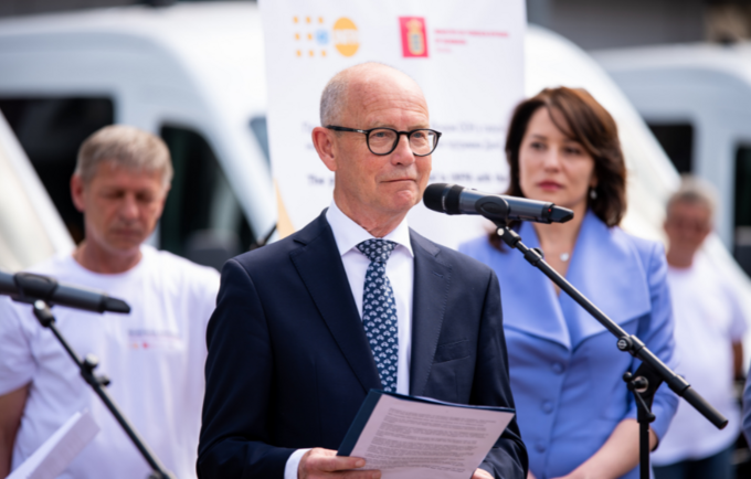 Посол Данії виголошує промову на урочистій передачі авто