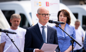 Посол Данії виголошує промову на урочистій передачі авто