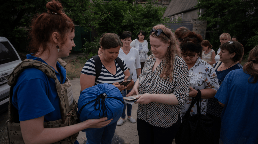 Співробітники Центру допомоги врятованим надають гуманітарну допомогу постраждалим / UNFPA, Данило Павлов