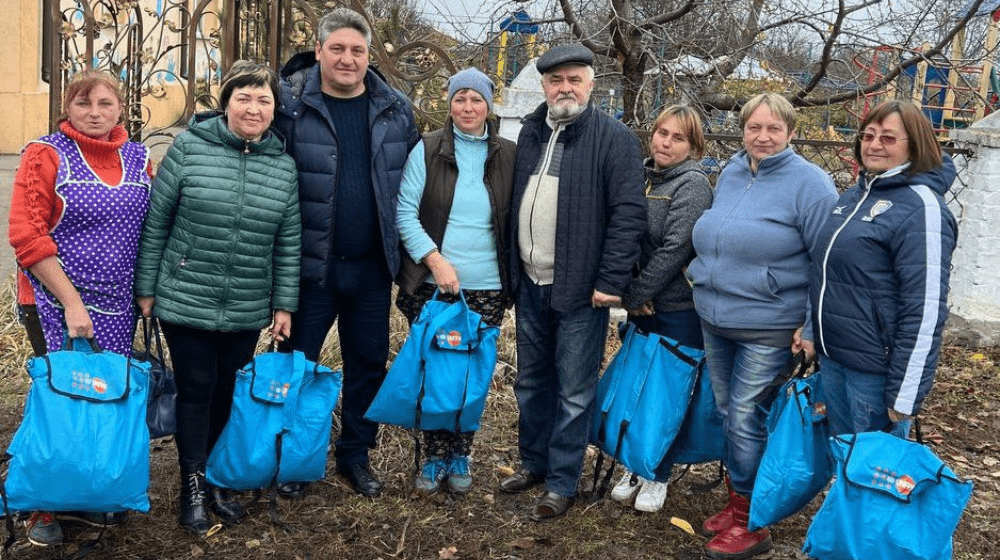 Роздача наборів гідності