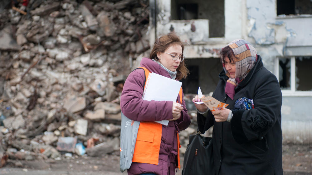 A specialist of the Psychosocial support mobile team gives a consultation in Kharkiv