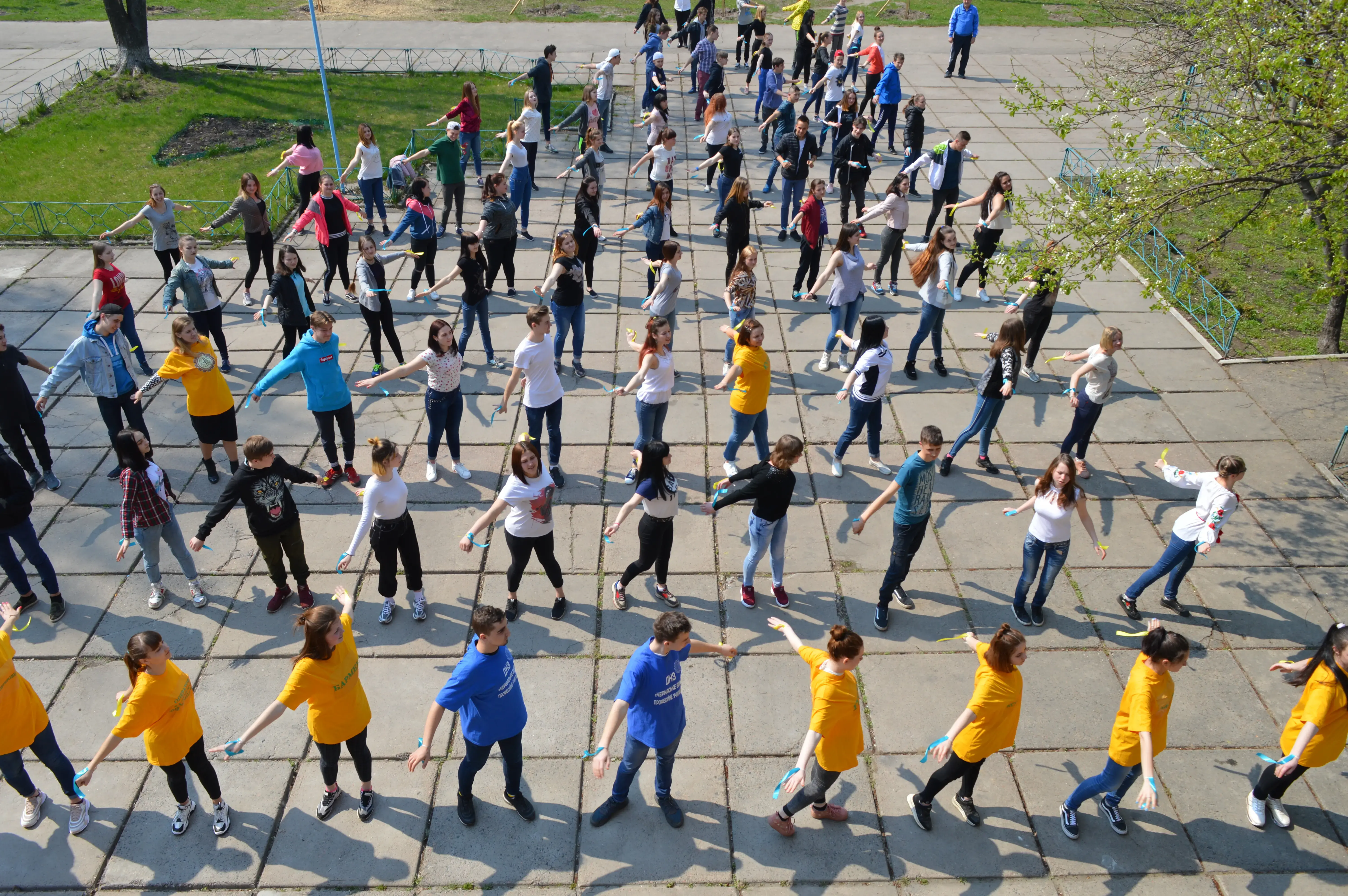 More than 8000 students, teachers and local citizens were covered with the first week of the Healthy Challenge activities