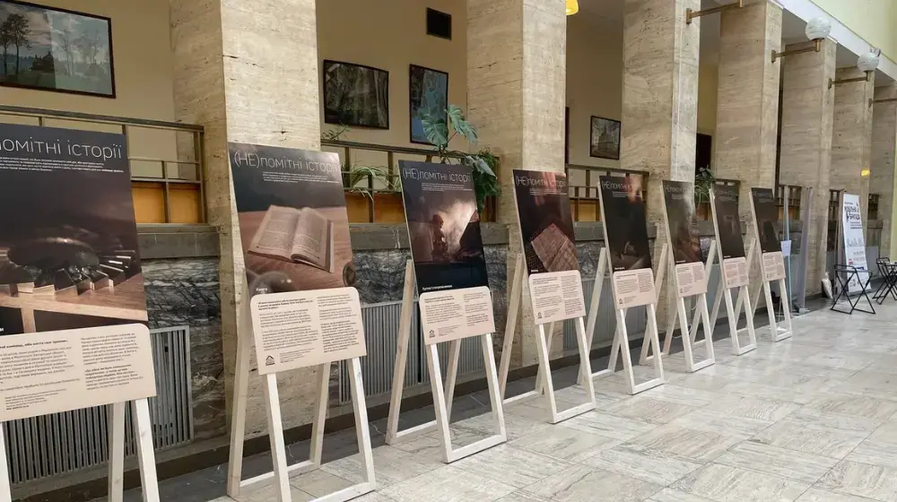 Photo exhibition "(Un)noticeable stories" about internally displaced Ukrainians opens in Survivor Relief Centers in 10 Ukrainian cities